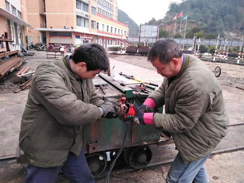 吾祠煤礦機電隊對電機車進行設備維修維護